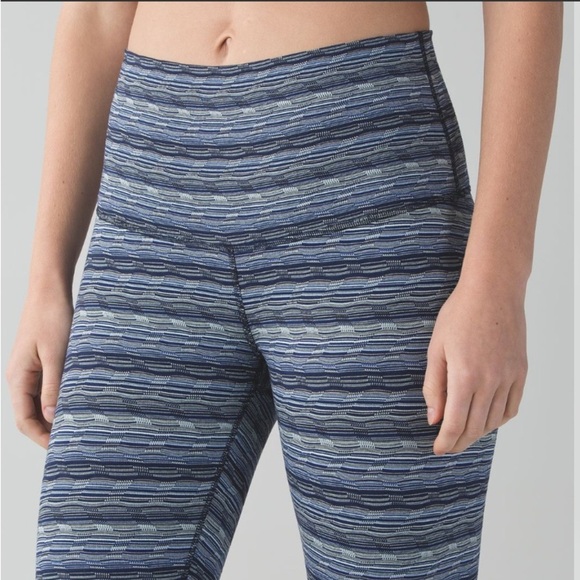 Lululemon Wunder Under Crop | Size 6 - Picture 5 of 6